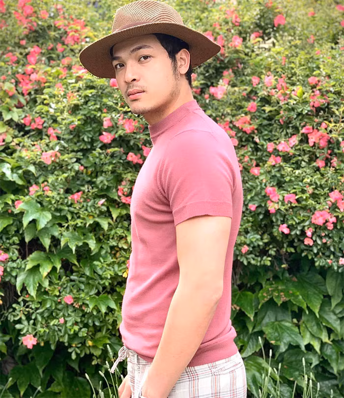 Trong phim, Vũ Tuấn Việt đóng vai cậu em họ của Ngân Hà (Hồng Diễm). Diễn xuất của anh được nhận xét tự nhiên, cuốn hút. (Ảnh: FBNV)