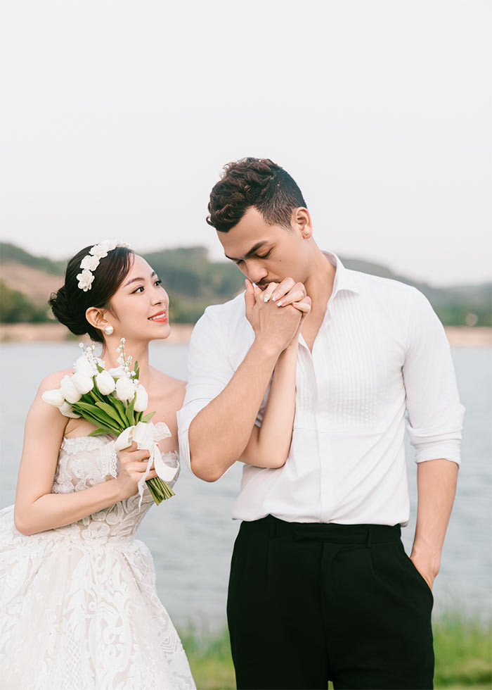 Theo Kim Oanh, chồng cô từng làm việc ở nước ngoài vài năm nên tự lập và không nề hà bất cứ việc gì. “Anh ấy là người đàn ông của gia đình và tự lập. Đó là những đức tính ở người đàn ông mà tôi tìm kiếm. Điều quan trọng nhất là anh ấy thương tôi”, nữ diễn viên chia sẻ. (Ảnh: Tiền phong)