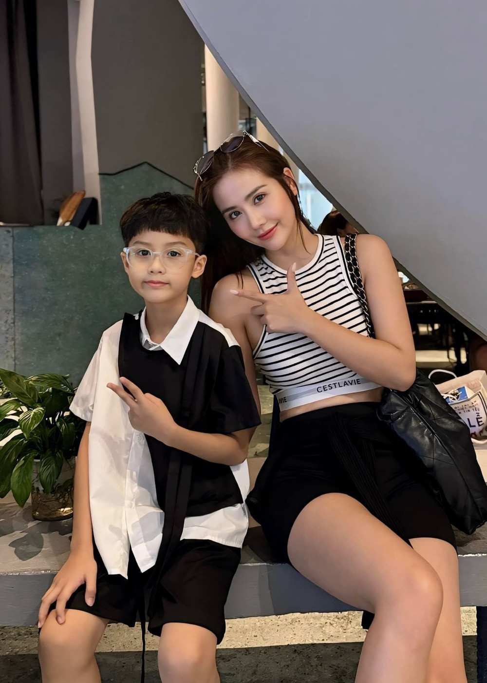 Diễn viên Huyền Lizzie cùng con trai dạo phố.