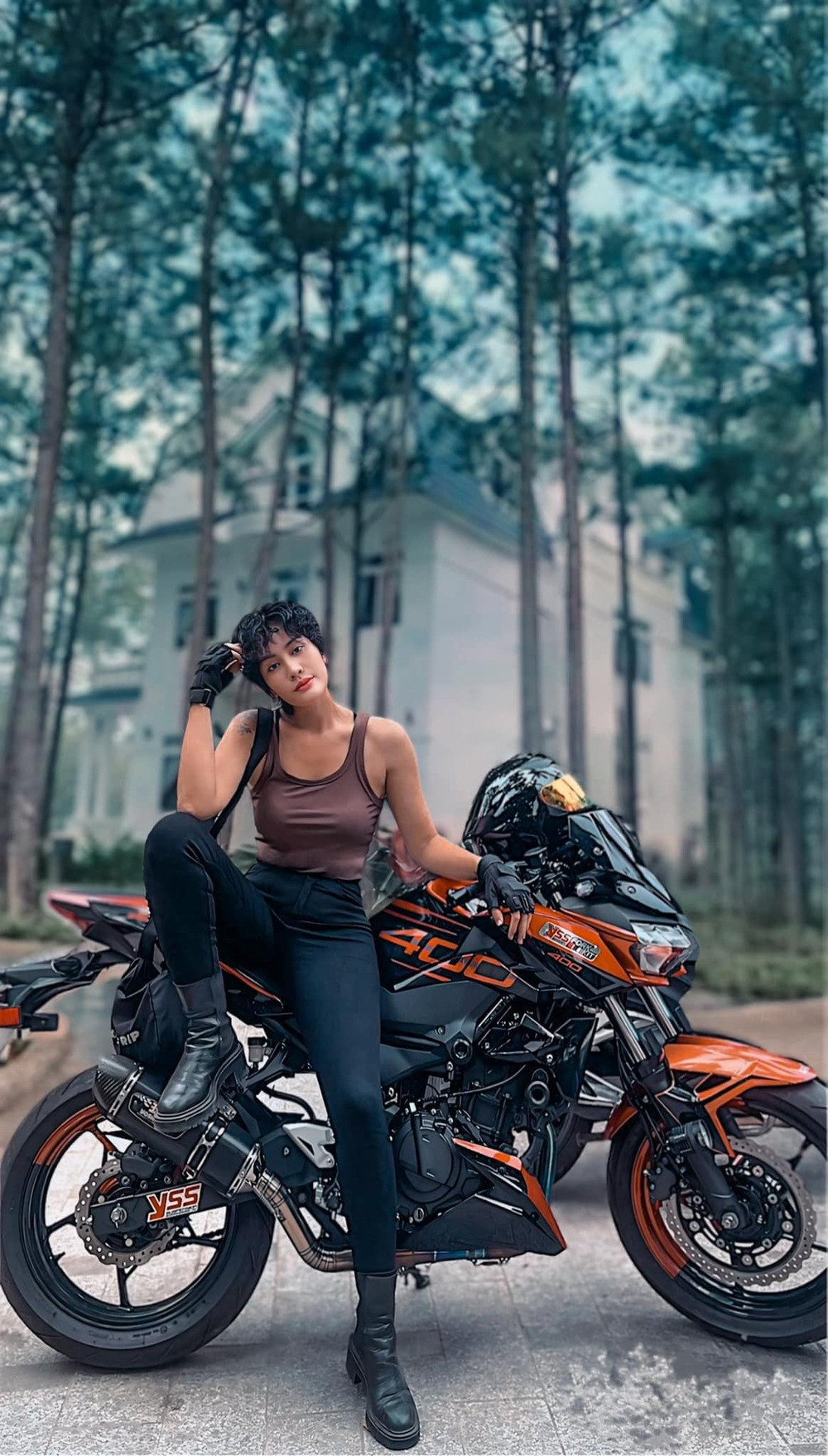 Diễn viên Minh Cúc tạo dáng cá tính bên xe phân khối lớn.