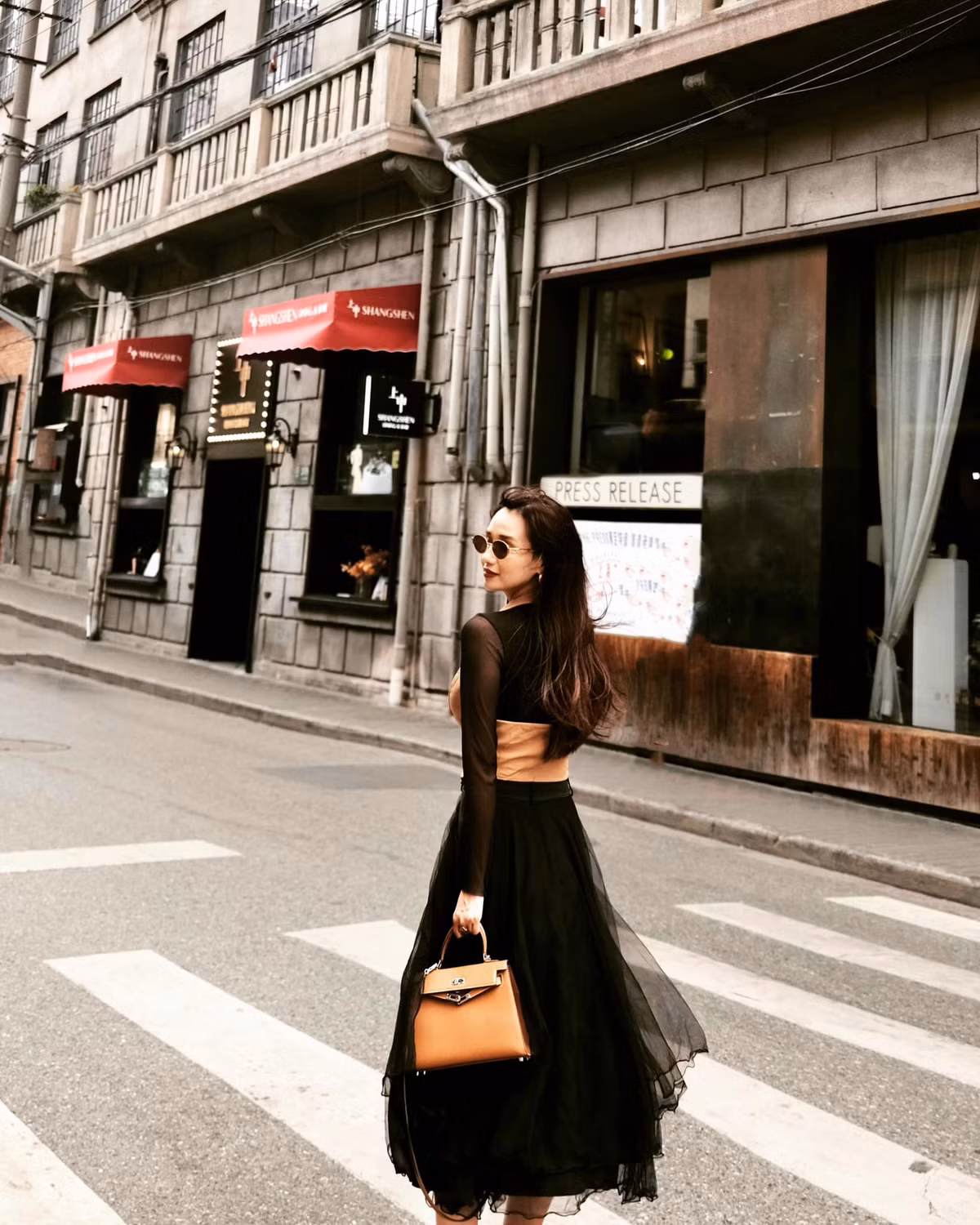 Nữ diễn viên Lã Thanh Huyền tạo dáng xinh đẹp, cô đăng tải dòng trạng thái: "Lạc lối ở Thượng Hải".