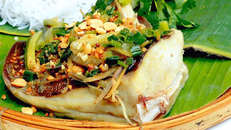 Cá lồi xối mỡ cuốn bánh tráng cũng là món du khách nên thử khi đến Mũi Né. Món này là sự hòa quyện của vị ngọt từ thịt cá, vị béo của mỡ hành và hương vị từ nhiều loại rau sống.