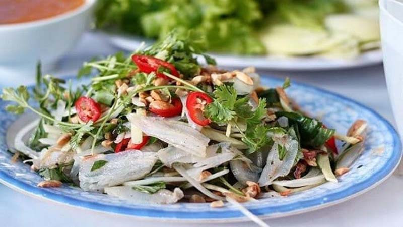 Một cái tên khác hấp dẫn không kém trong danh sách đặc sản Mũi Né là gỏi cá mai. Đặc điểm của món gỏi này là cá mai không được làm chín mà chỉ bóp tái chanh hoặc giấm, trộn cùng với hành tây, hành lá, đậu phộng và nhiều loại rau mùi khác như rau răm, húng,...