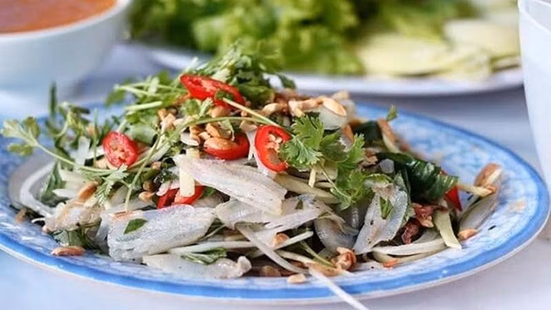 Một cái tên khác hấp dẫn không kém trong danh sách đặc sản Mũi Né là gỏi cá mai. Đặc điểm của món gỏi này là cá mai không được làm chín mà chỉ bóp tái chanh hoặc giấm, trộn cùng với hành tây, hành lá, đậu phộng và nhiều loại rau mùi khác như rau răm, húng,...