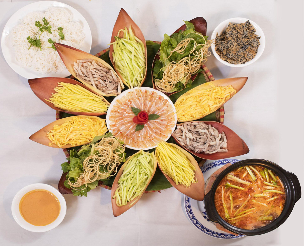 Một cái tên khác hấp dẫn không kém trong danh sách đặc sản Mũi Né chính là lẩu thả - món ăn mà hầu hết du khách đến thăm Mũi Né đều yêu thích. Lẩu thả được chế biến từ nhiều nguyên liệu khác nhau nhưng quan trọng nhất là cá mai. Thực khách ăn kèm với bún, rau sống, thịt ba chỉ thái sợi, trứng chiên thái mỏng....