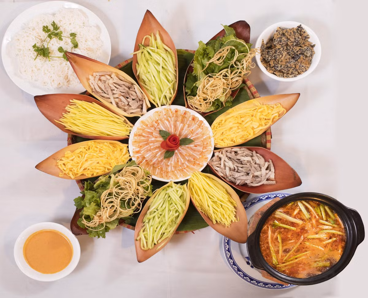 Một cái tên khác hấp dẫn không kém trong danh sách đặc sản Mũi Né chính là lẩu thả - món ăn mà hầu hết du khách đến thăm Mũi Né đều yêu thích. Lẩu thả được chế biến từ nhiều nguyên liệu khác nhau nhưng quan trọng nhất là cá mai. Thực khách ăn kèm với bún, rau sống, thịt ba chỉ thái sợi, trứng chiên thái mỏng....