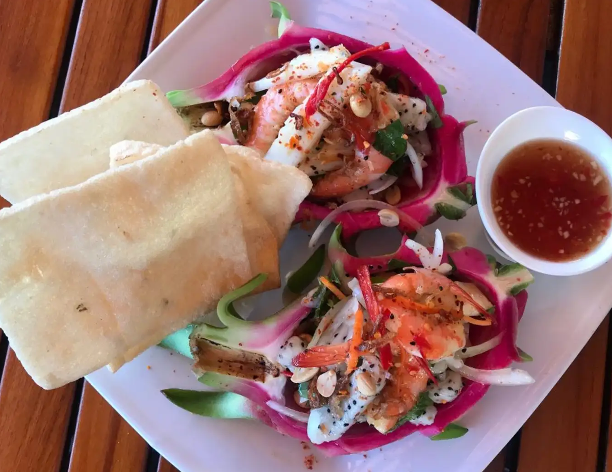 Thanh long là một loại quả đặc trưng của Mũi Né, người dân họ thường dùng để chế biến gỏi. Hương vị chua ngọt của thanh long, kèm theo vị mằn mặn của thịt cua tươi rói và săn chắc, giúp gỏi cua thanh long trở thành món ăn mùa hè mát mẻ, kích thích vị giác.