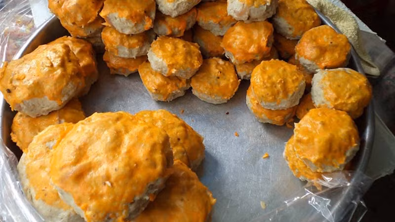 Chả cá Phan Thiết, Mũi Né được chế biến từ những loại cá biển tươi như cá thu, cá chai, cá mối,.. mang hương vị rất riêng.