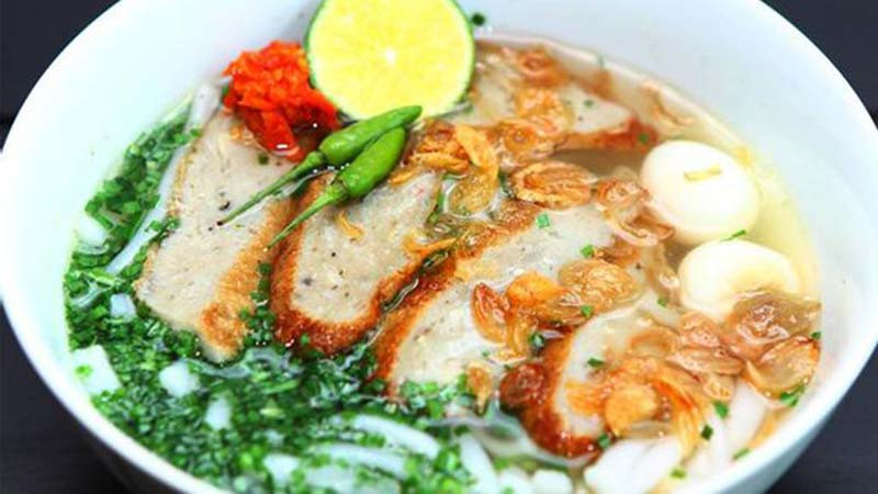 Bánh canh chả cá là một món ăn được nhiều người dân vùng biển cả yêu thích. Sợi bánh canh dai dai, nước dùng ngọt thanh từ xương cá, chả cá thơm ngon, ăn kèm với rau sống và ớt băm tạo nên hương vị đậm đà khó quên.