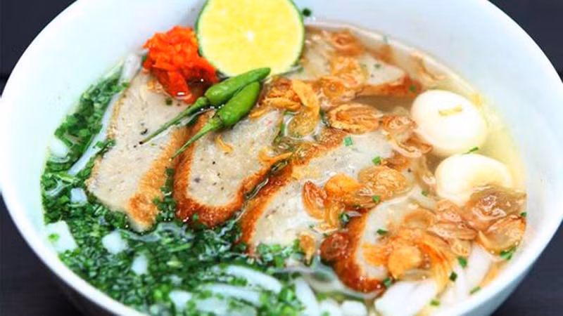 Bánh canh chả cá là một món ăn được nhiều người dân vùng biển cả yêu thích. Sợi bánh canh dai dai, nước dùng ngọt thanh từ xương cá, chả cá thơm ngon, ăn kèm với rau sống và ớt băm tạo nên hương vị đậm đà khó quên.