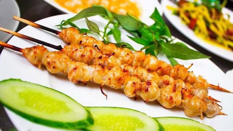 Răng mực nướng cũng là món ăn đặc sản Mũi Né. Món được tẩm ướp gia vị thơm ngon và đem nướng trên bếp than ửng hồng. Răng mực dai giòn, được ăn kèm cùng rau răm rất vui miệng. Khi ăn món này, dân vùng biển thường uống kèm bia.