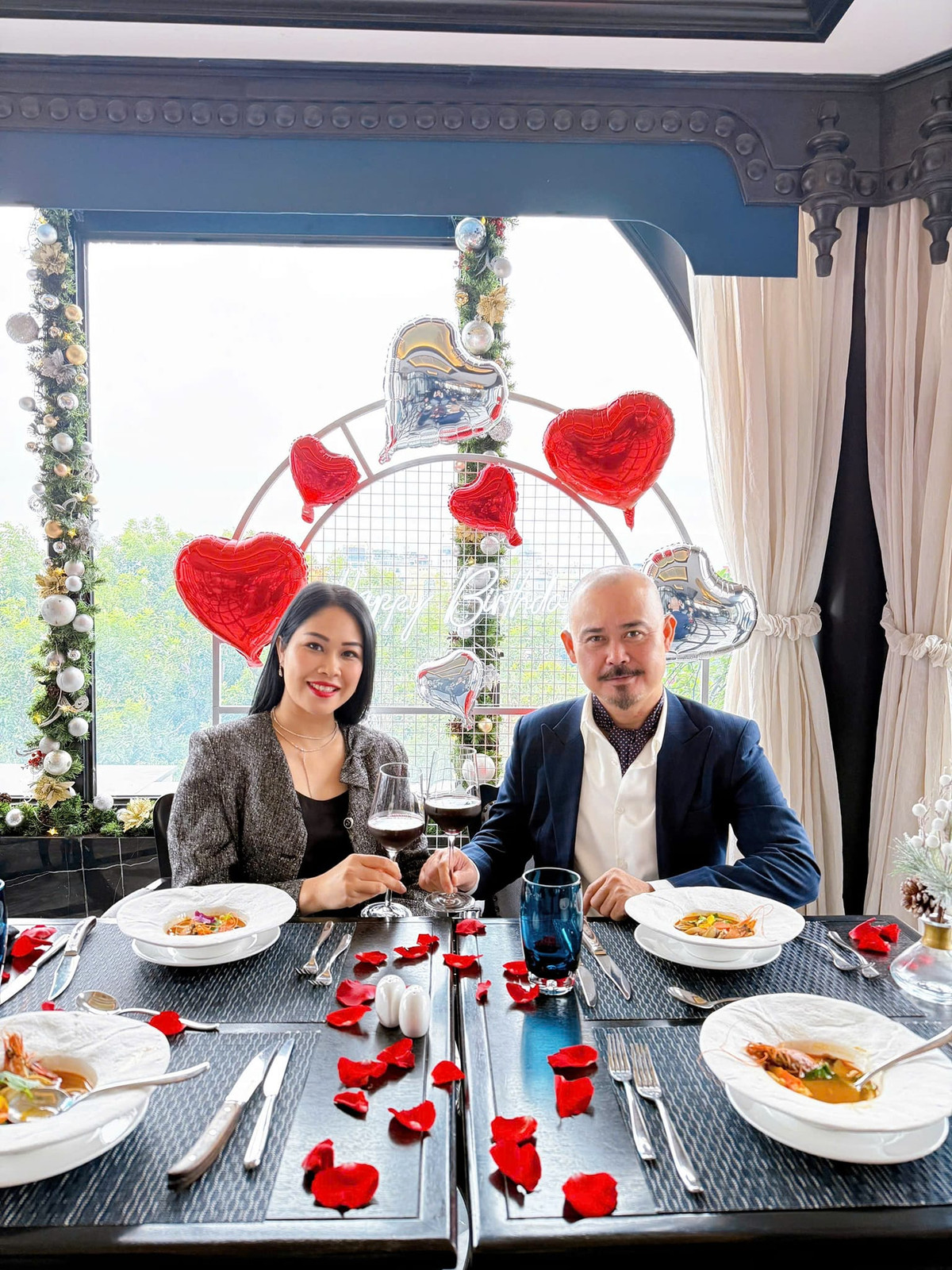 Diễn viên Vĩnh Xương mừng sinh nhật vợ. Ảnh: FB Vĩnh Xương Nguyễn