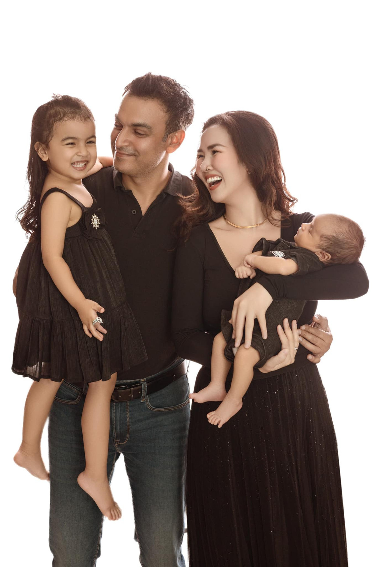 Trong bộ ảnh mới nhất trên trang cá nhân, cả gia đình của Võ Hạ Trâm diện trang phục màu đen tone xoẹt tone trông rất sang trọng, thanh lịch. Ảnh: FB Võ Hạ Trâm