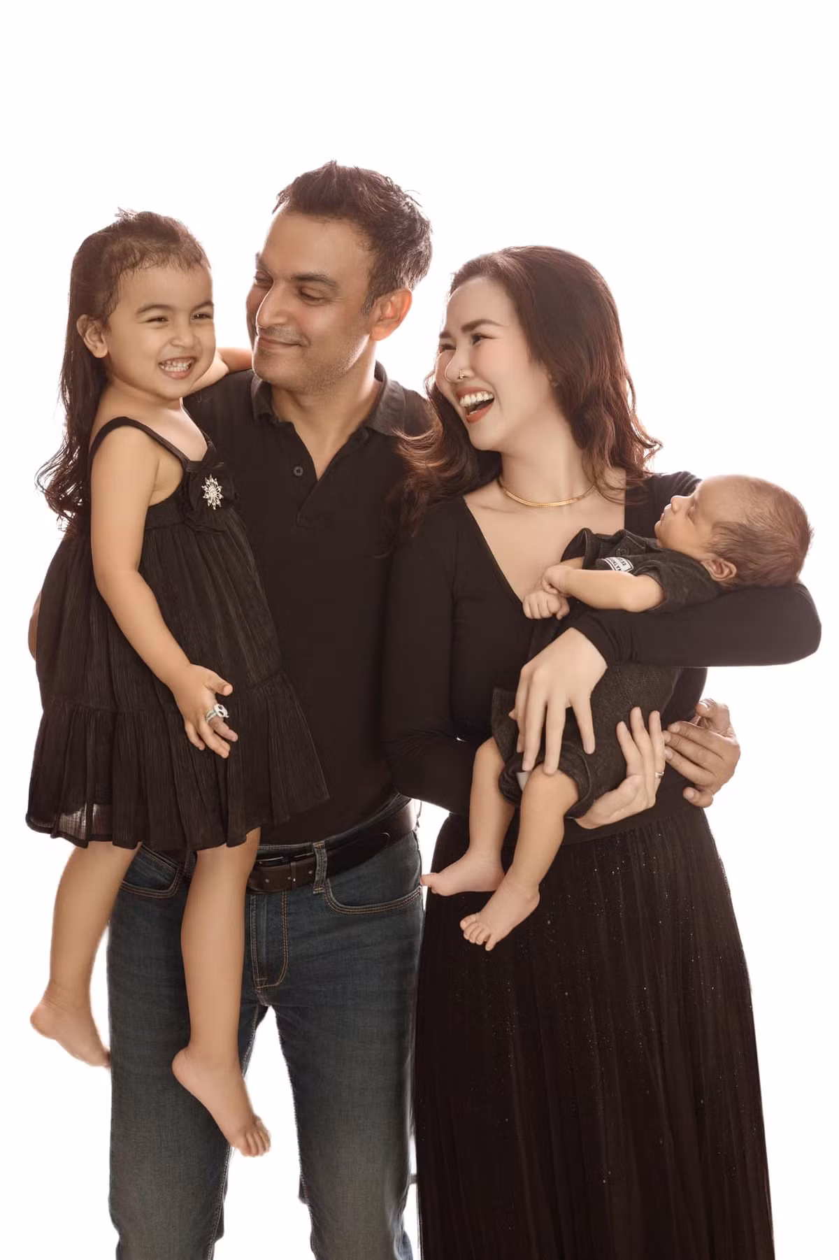 Trong bộ ảnh mới nhất trên trang cá nhân, cả gia đình của Võ Hạ Trâm diện trang phục màu đen tone xoẹt tone trông rất sang trọng, thanh lịch. Ảnh: FB Võ Hạ Trâm