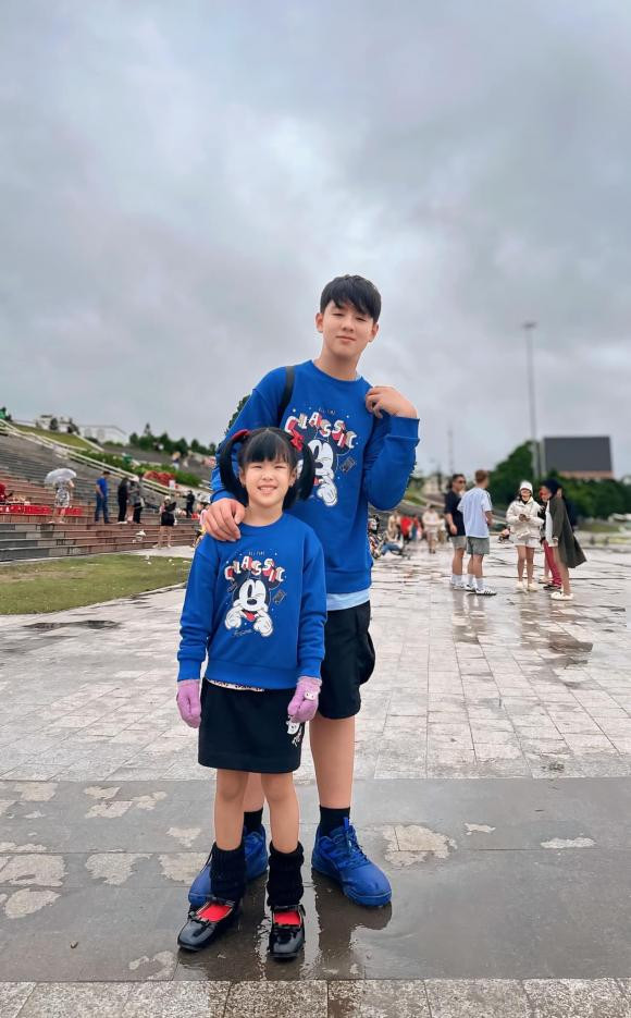 Lê Phương ấm lòng khi thấy hai con chăm sóc nhau: "Đà Lạt mưa lạnh lắm, nhưng mẹ lại thấy ấm!". Ảnh: FB Lê Phương