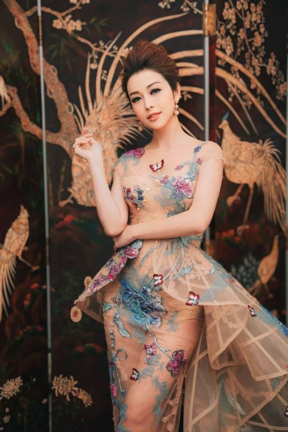 "Thay vì mơ về việc trở thành công chúa được hoàng tử giải cứu, hãy tự tin trở thành nữ hoàng của cuộc đời mình", Jennifer Phạm chia sẻ khi đăng bộ ảnh này. Ảnh: FB Jennifer Pham