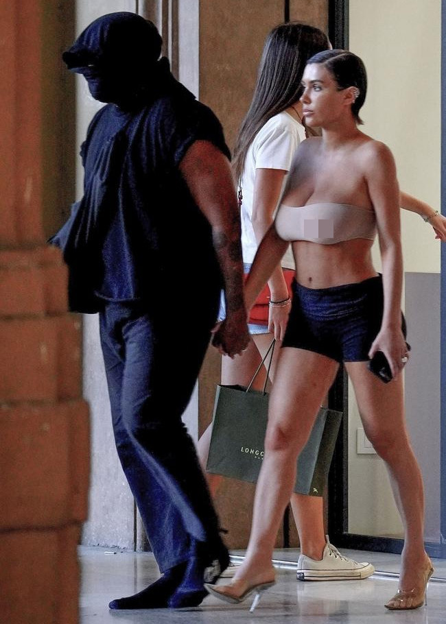 Bianca, người được thuê làm Giám đốc Kiến trúc cho Yeezy, kết hôn với Kanye vào tháng 1/2023, chỉ vài tháng sau khi cuộc ly hôn của nam rapper và Kim Kardashian hoàn tất. (Ảnh: Backgrid)