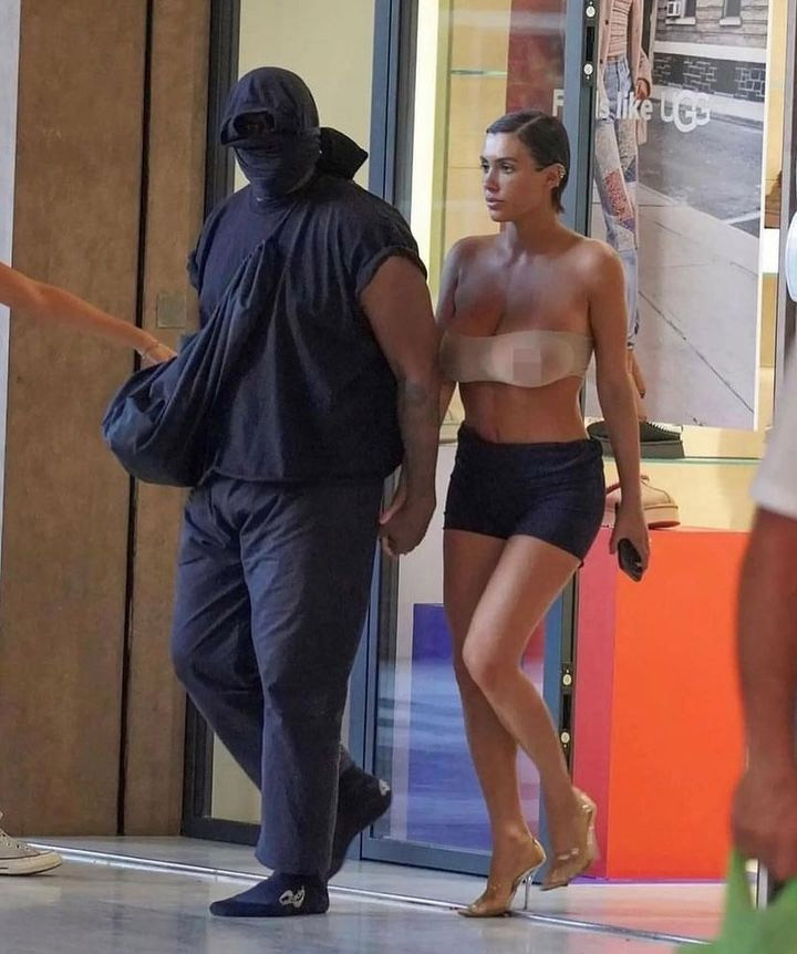 "Cô ấy là vợ của bạn và bạn đang đối xử với cô ấy như một con búp bê tình dục. Thật đáng sợ!", "Hãy ngừng làm gái bán hoa cho chồng mình", cư dân mạng bình luận về vợ chồng Kanye West. (Ảnh: Backgrid)