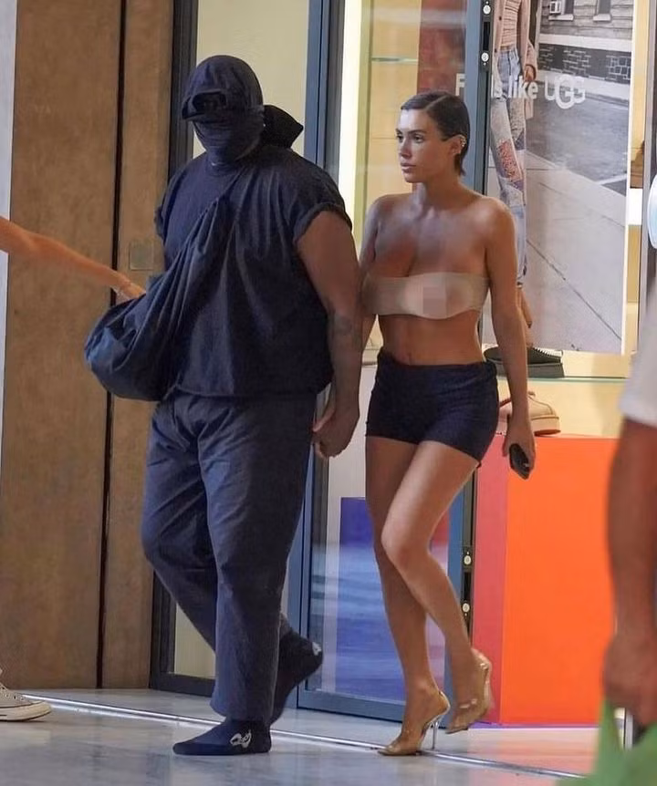 "Cô ấy là vợ của bạn và bạn đang đối xử với cô ấy như một con búp bê tình dục. Thật đáng sợ!", "Hãy ngừng làm gái bán hoa cho chồng mình", cư dân mạng bình luận về vợ chồng Kanye West. (Ảnh: Backgrid)