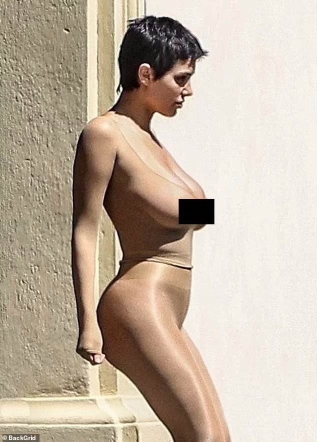 Mặc cho những lời chỉ trích, chê bai, Bianca vẫn trung thành với style trang phục màu nude bó sát khoe body nóng bỏng. (Ảnh: Backgrid)