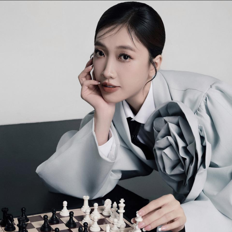 Lê Thu sinh năm 1996, sở hữu chiều cao 1,68m. Trước khi bén duyên với công việc diễn xuất, Lê Thu từng giành ngôi vị Á khôi Duyên dáng Kiên Giang 2016.