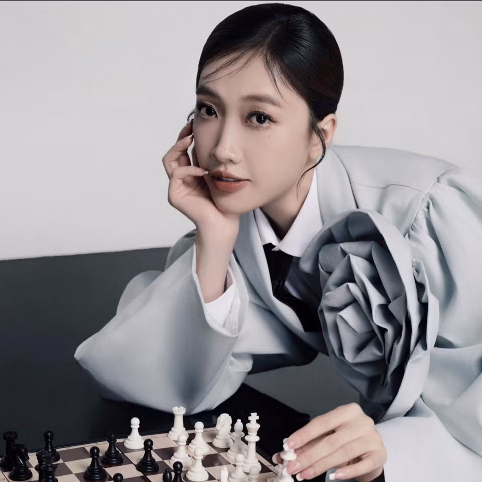 Lê Thu sinh năm 1996, sở hữu chiều cao 1,68m. Trước khi bén duyên với công việc diễn xuất, Lê Thu từng giành ngôi vị Á khôi Duyên dáng Kiên Giang 2016.