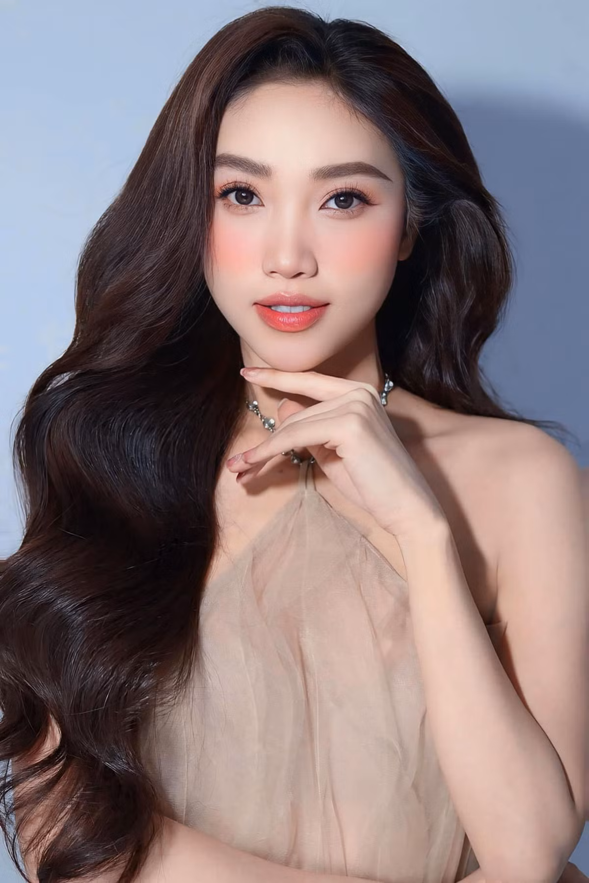 Lê Thu còn gây ấn tượng bởi phong cách thời trang thanh lịch và sành điệu.