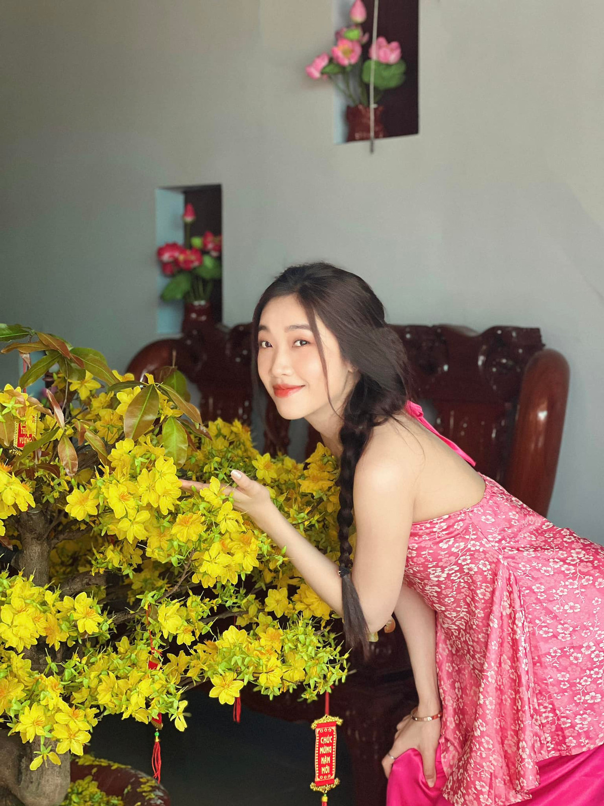 Trong phim Lật mặt 7 của Lý Hải, Lê Thu vào vai người phụ nữ mang thai dù đời thật cô độc thân, chưa có gia đình.