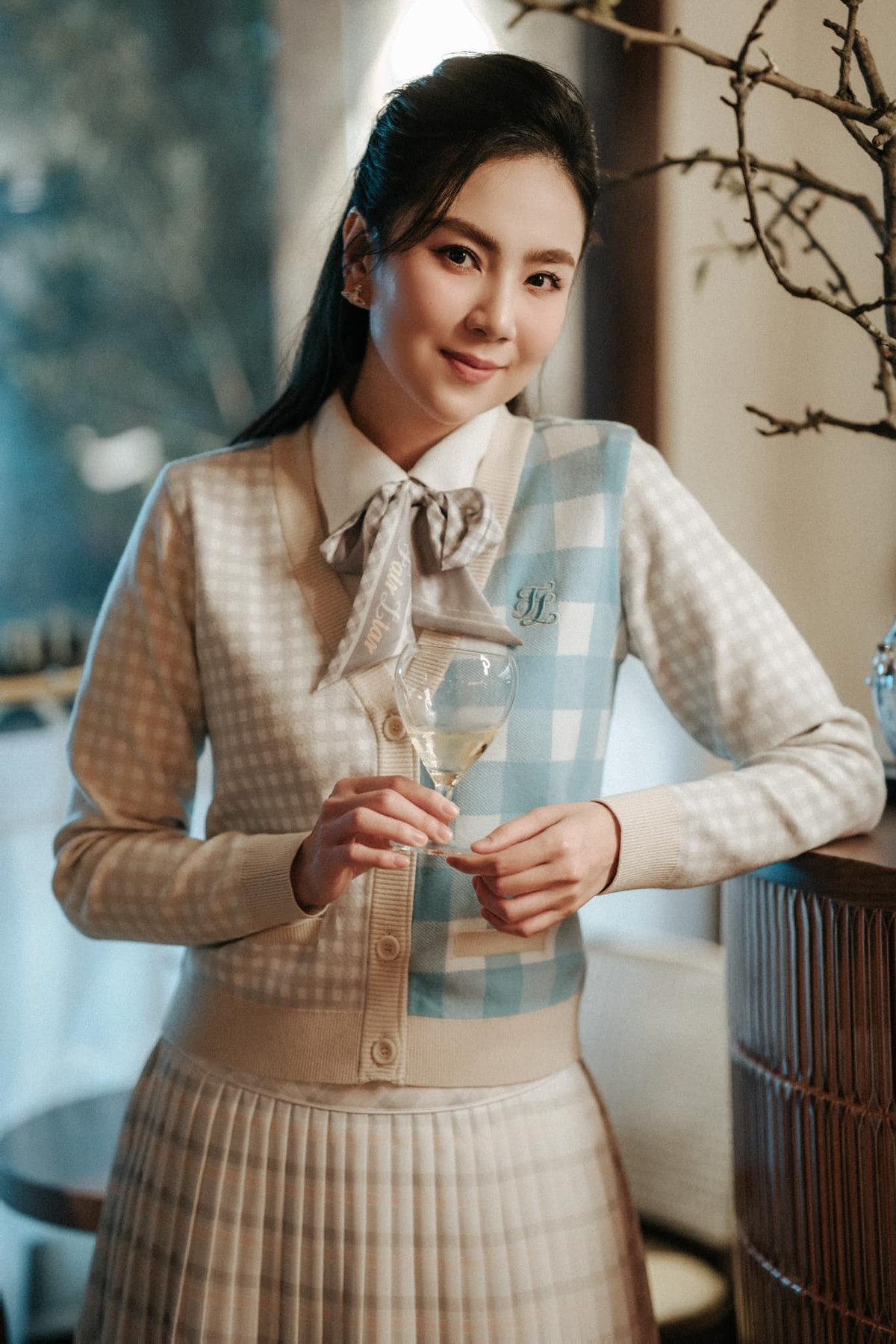 Năm 2013, cô nàng chuyển sang công tác tại VTV và gắn bó với danh xưng "MC thời tiết xinh đẹp nhất VTV".