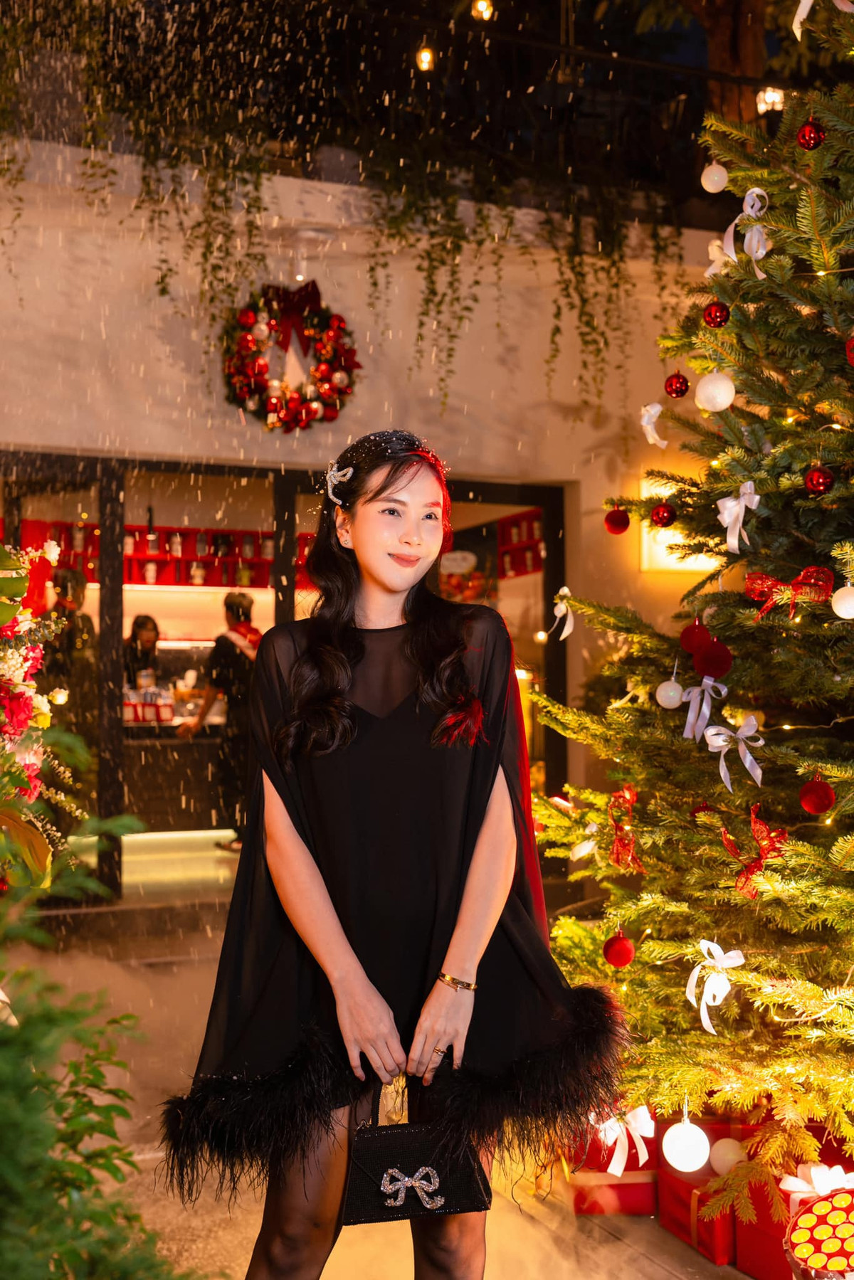 MC Mai Ngọc diện trang phục sang chảnh, tạo dáng bên cây thông Noel. Ảnh: FB Mai Ngọc