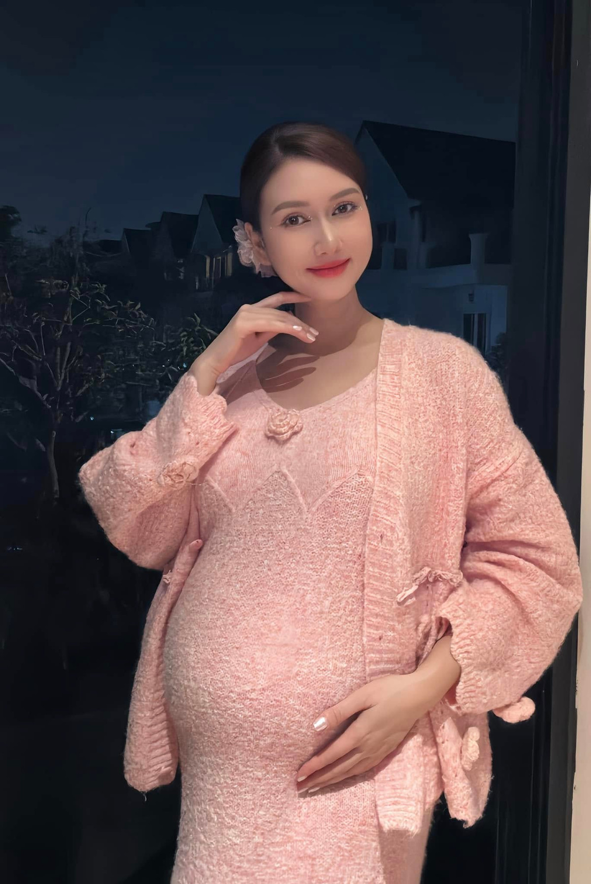 Diễn viên Hương Giang khoe bụng bầu lớn, nhan sắc xinh đẹp nhiều người ngưỡng mộ. Ảnh: FB Nguyễn Hương Giang