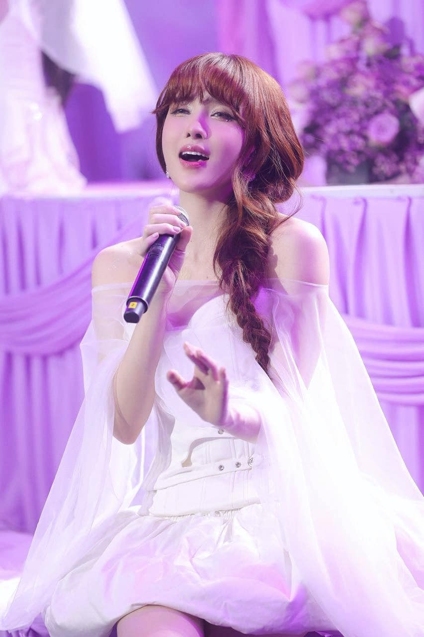 Thiều Bảo Trâm hát đầy cảm xúc trên sân khấu. Ảnh: FB Thiều Trâm