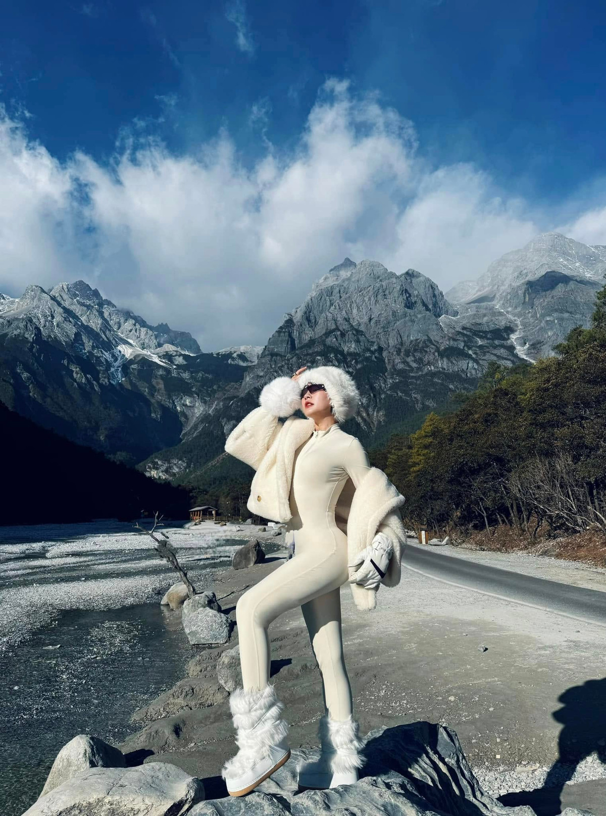 Hoàng Kim Ngọc khoe đường cong đáng mơ ước khi du lịch Trung Quốc. Ảnh: FB Hoàng Kim Ngọc