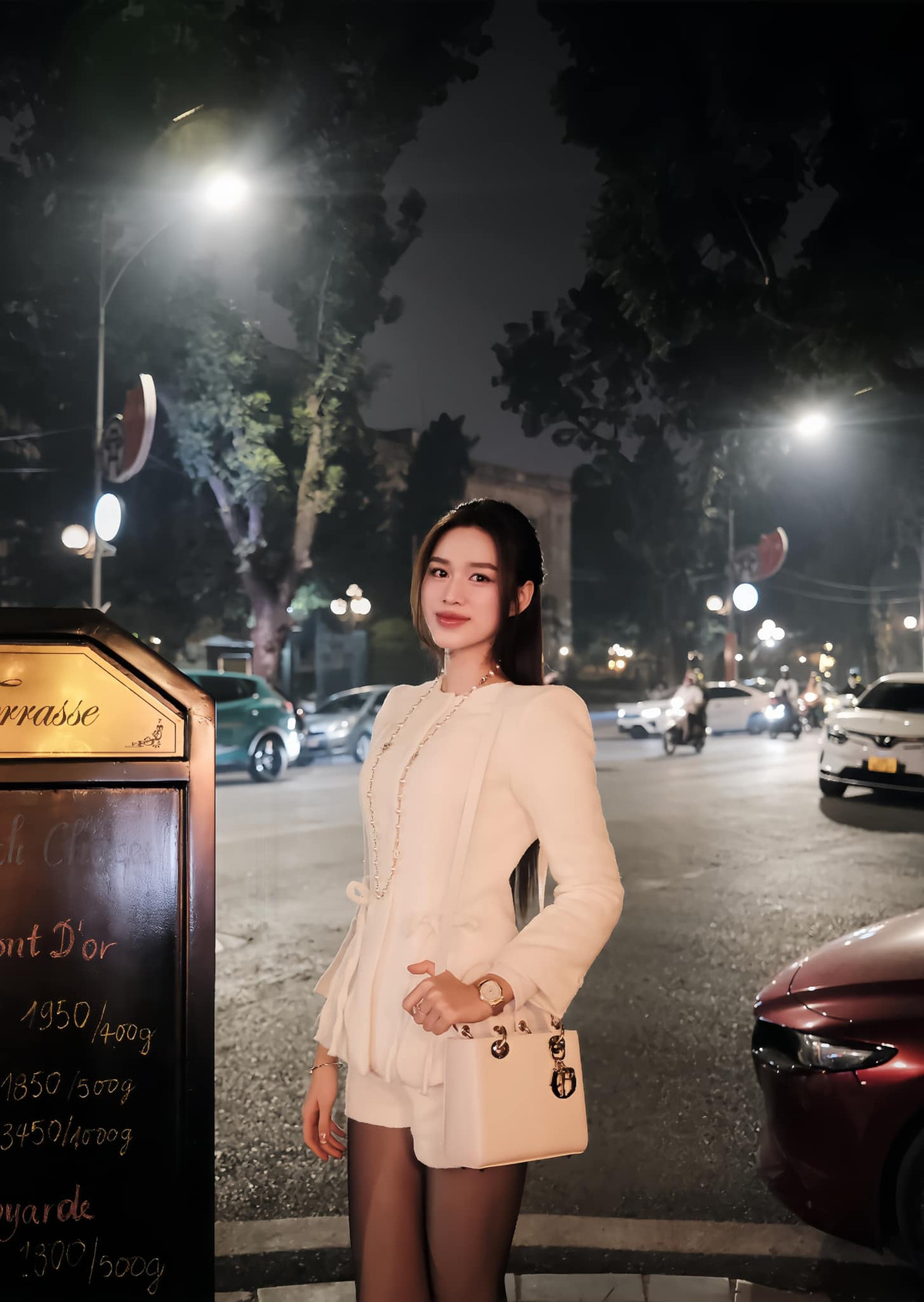 Hoa hậu Đỗ Thị Hà chụp ảnh trên đường phố Hà Nội vào ngày lạnh. Ảnh: FB Đỗ Thị Hà