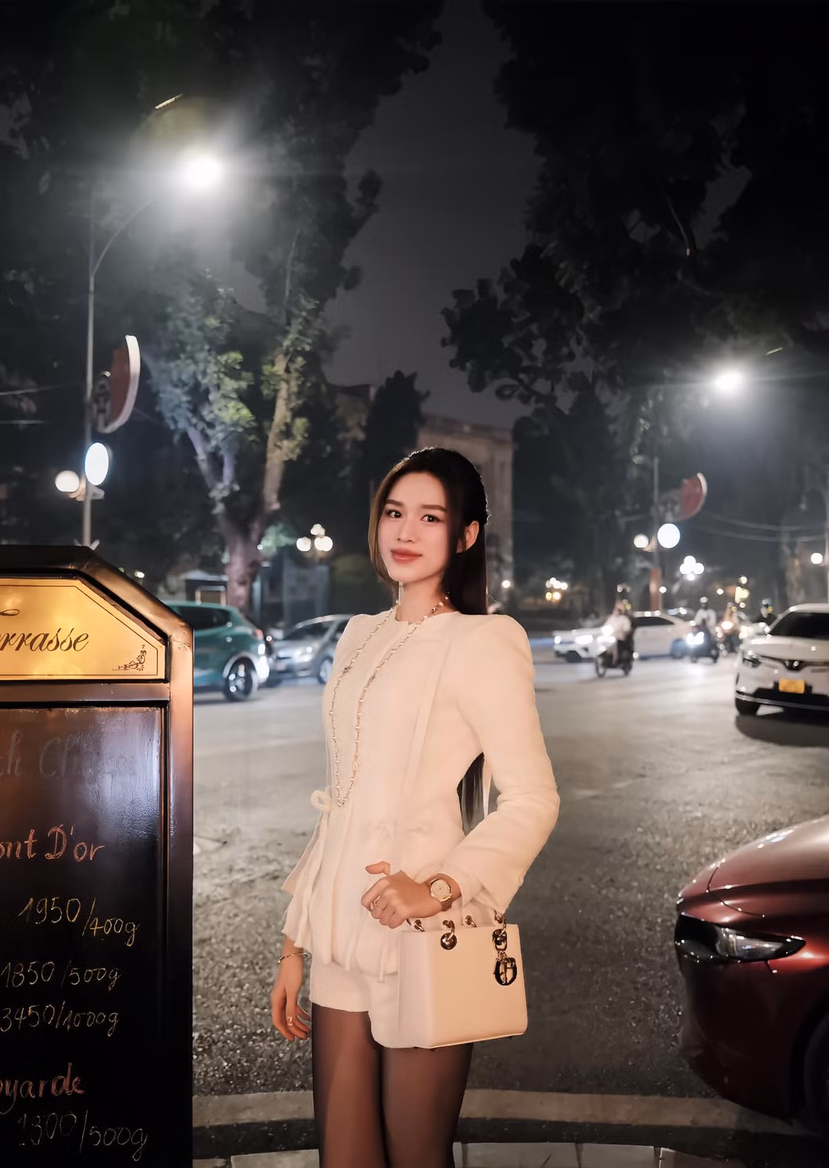 Hoa hậu Đỗ Thị Hà chụp ảnh trên đường phố Hà Nội vào ngày lạnh. Ảnh: FB Đỗ Thị Hà