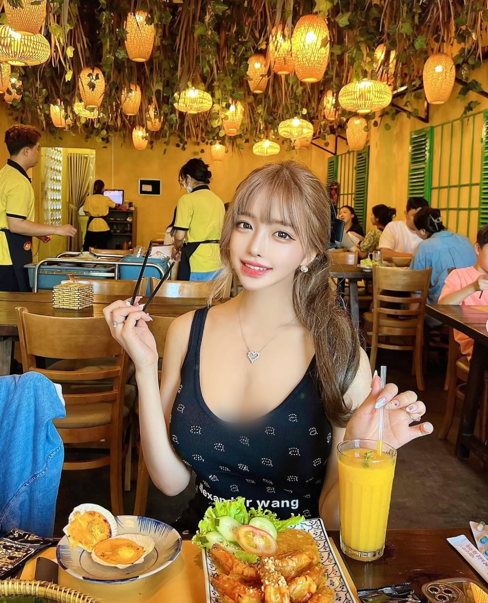 Cô nàng diện gợi cảm khi đi ăn uống. Ảnh: IGNV
