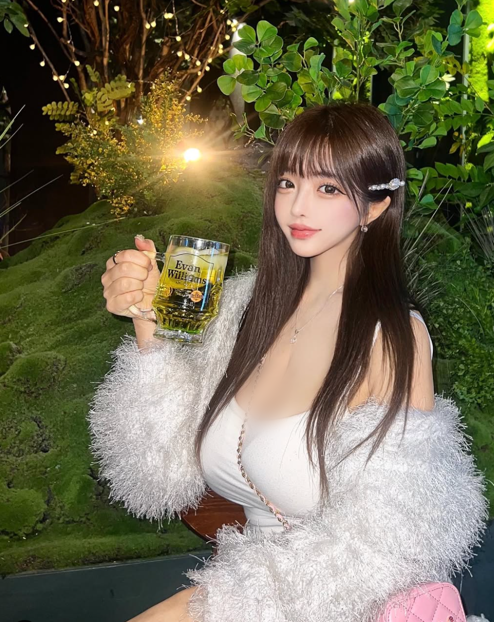 Từ những bộ đồ thể thao năng động, cá tính cho đến những chiếc váy dạ hội lộng lẫy, cô nàng đều có thể biến hóa linh hoạt.