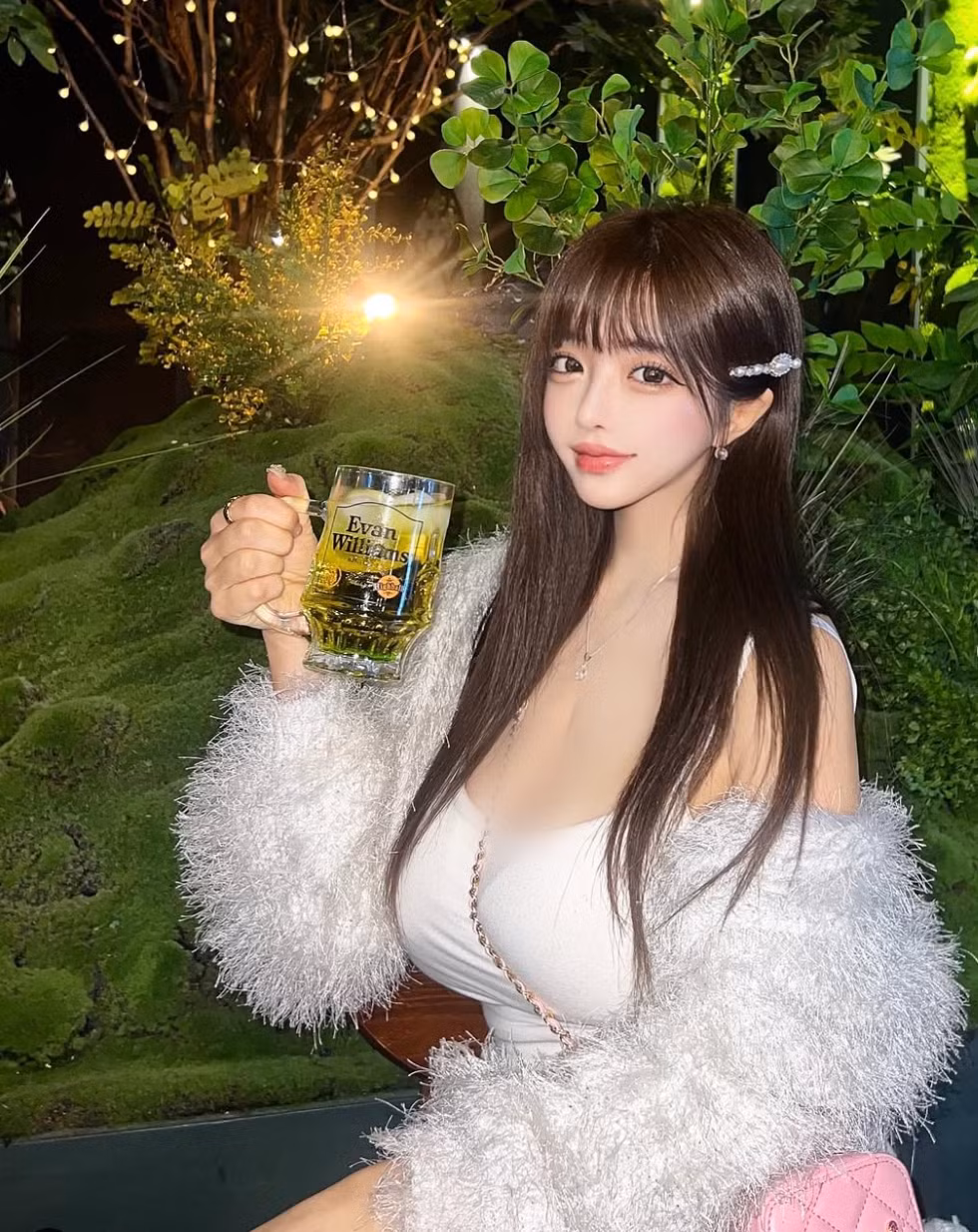 Từ những bộ đồ thể thao năng động, cá tính cho đến những chiếc váy dạ hội lộng lẫy, cô nàng đều có thể biến hóa linh hoạt.