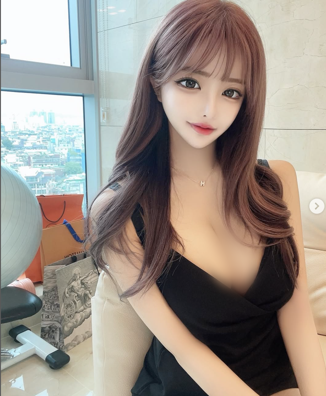 Hot girl Hàn Quốc sở hữu gu thời trang bốc lửa với gương mặt búp bê, thân hình đẫy đà cuốn hút.