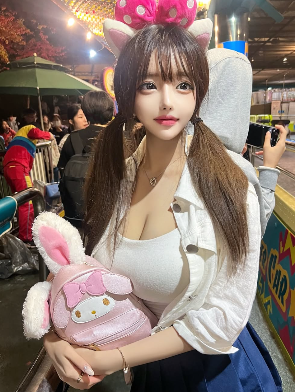 Được biết, hot girl Velymom tuy từng trải qua sinh nở nhưng cô vẫn sở hữu thân hình quyến rũ hơn gái trẻ.