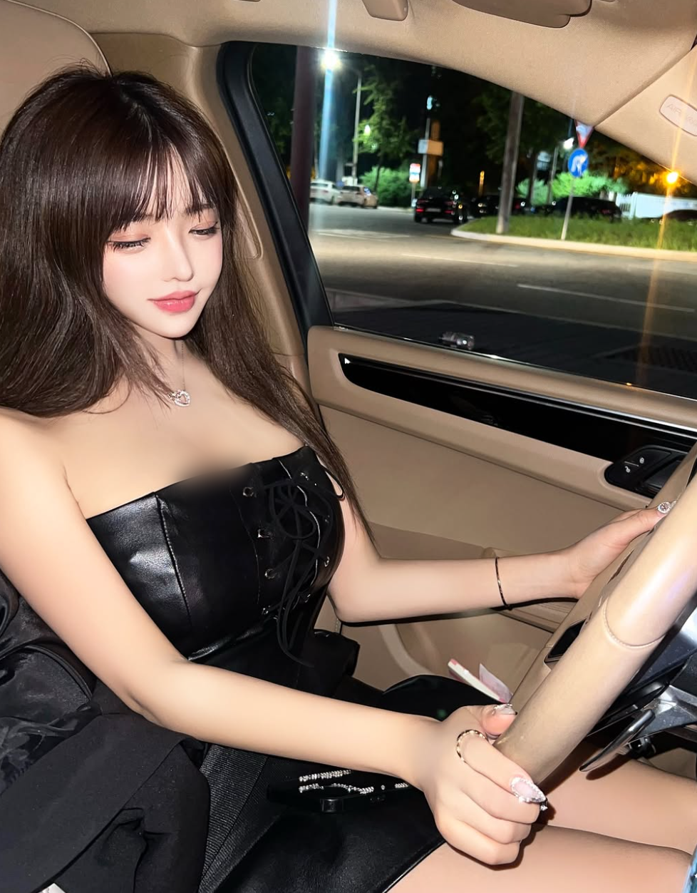 Hot girl gợi cảm này luôn khéo léo khoe hình thể nóng bỏng dù đi ăn, đi chơi hay làm việc.