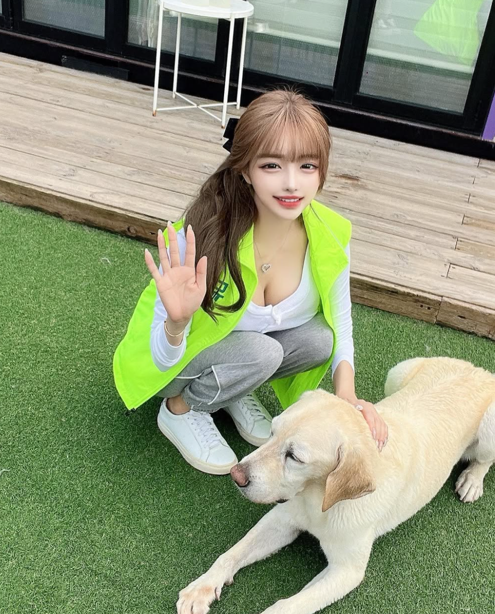 Dù vậy, cô nàng vẫn luôn tự tin thể hiện cá tính riêng và không ngừng sáng tạo để mang đến những bộ ảnh thời trang ấn tượng.