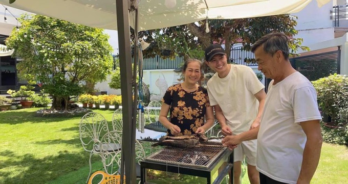 Quốc Trường đã chi 25 tỷ đồng để mua đất, xây dựng và thiết kế căn nhà mới cho bố mẹ.