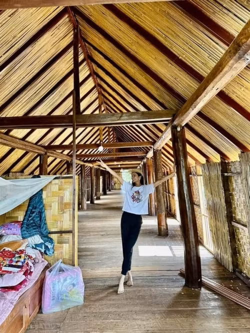 Hoa hậu Hoàn vũ Việt Nam 2017 còn tậu một chiếc xe hơi và thường xuyên mua vàng để tặng đấng sinh thành.