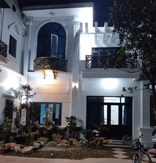 Năm 2022, Hoà Minzy hé lộ căn nhà 2 tầng do chính cô bỏ tiền, lo mọi chi phí từ A-Z tại Bắc Ninh. Đây chính là cơ ngơi mà cô dành tặng cho bố mẹ và em trai sau nhiều năm tích cóp.