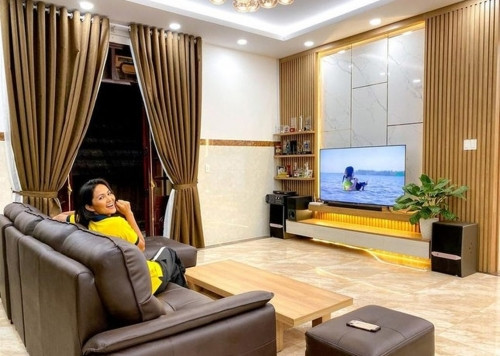 H'Hen Niê cũng là sao Việt báo hiếu cha mẹ bằng việc tặng nhà tiền tỷ. Sau hai năm đăng quang, nàng hậu chi 2,5 tỷ đồng để sửa chữa lại nhà cho bố mẹ tại Đắk Lắk.