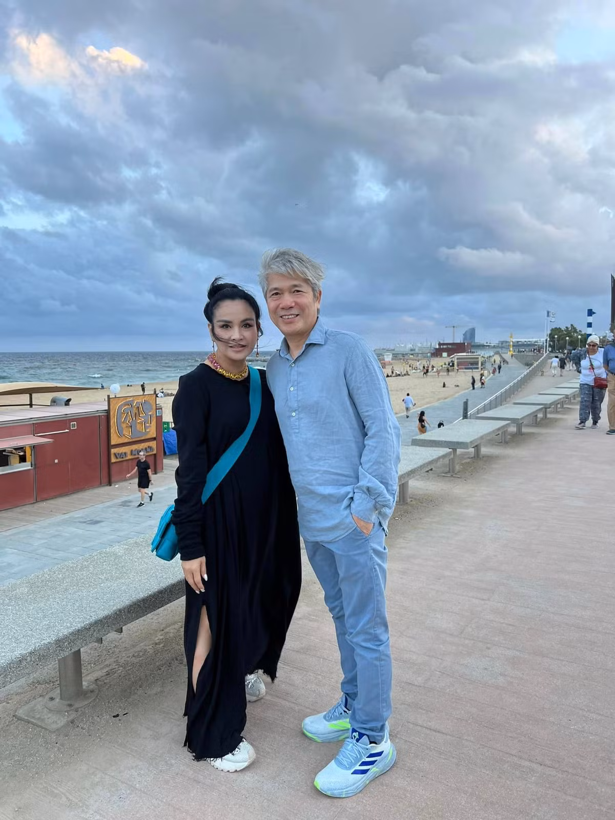 "Cầu mong cho cơn bão đi qua cuộc sống chúng con thật dịu dàng… Nguyện bình an tới mọi nhà!", Thanh Lam cầu chúc. Ảnh: FB Doan Thanh Lam