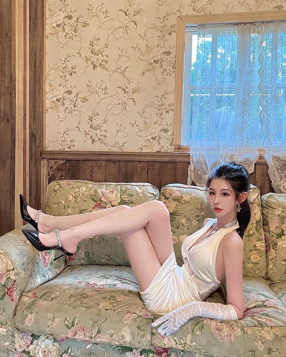 Người đẹp có vóc dáng khá gầy, mình hạc xương mai, thường trang điểm kỹ mỗi khi xuất hiện trên mạng. Ảnh: IG hotdogemi