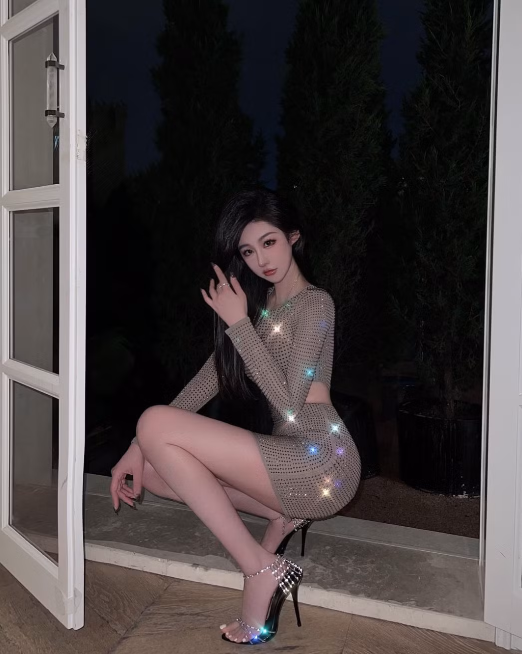 Hotdogemi thường xuất hiện trong những bộ trang phục trẻ trung, sành điệu, với những chiếc váy ngắn cũn cỡn, làm nổi bật lên đôi chân dài miên man. Ảnh: IG hotdogemi