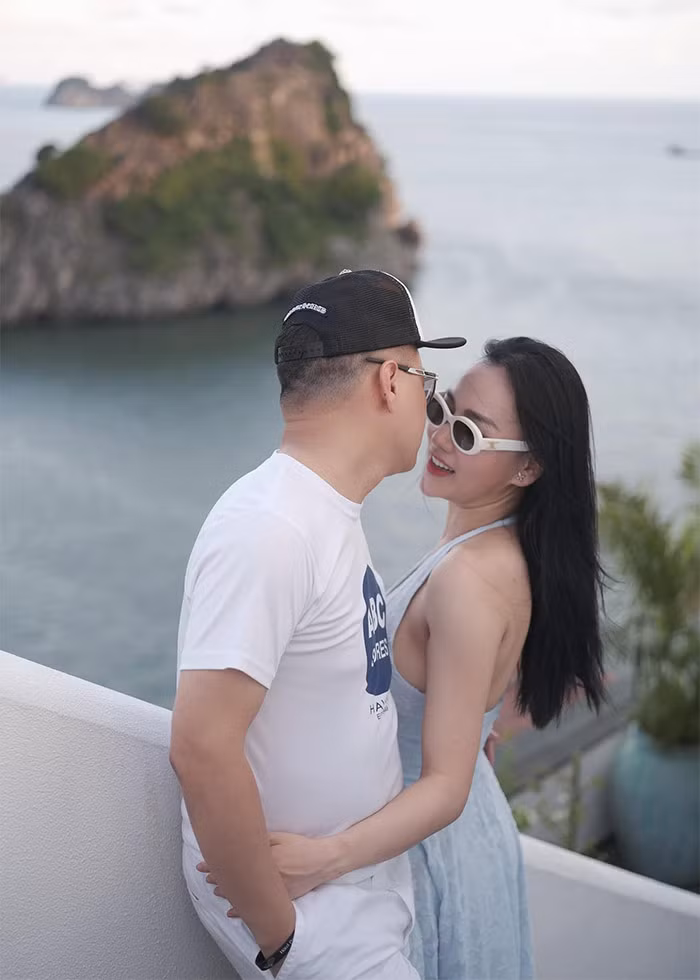 Hai vợ chồng Phương Oanh - Shark Bình tình tứ trong chuyến du lịch nhân dịp nghỉ lễ 2/9. (Ảnh: FB Phương Oanh)